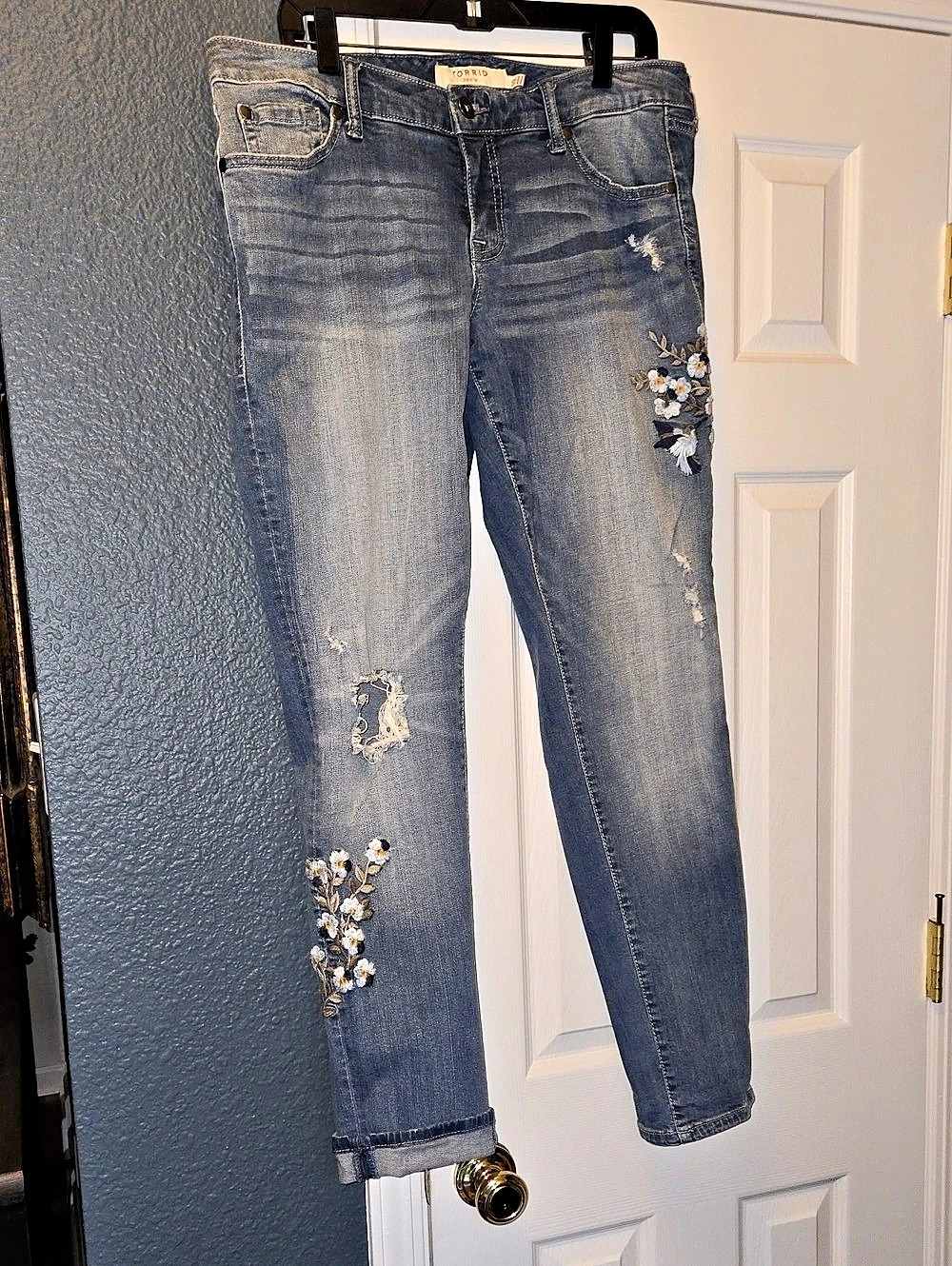 Torrid Denim Embroidered Relaxed Fit Jeans. Excellent Used Condition